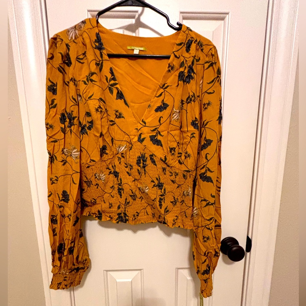 Gianni Bini Women’s Sz L - V-Neck Top Blouse Dress Shirt Rouged Hem & Wrist.